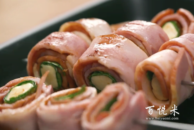 超級好吃的培根做法，培根片裹著奶酪棒烤著吃，解饞拉絲